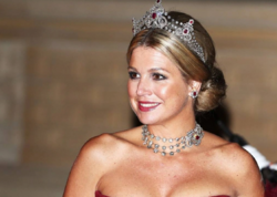 Kraliça hərbi xidmətə çağırıldı