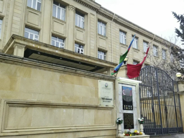 Bakıda 10-cu sinif şagirdi məktəbin pəncərəsindən yıxıldı