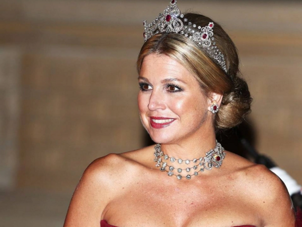 Kraliça hərbi xidmətə çağırıldı