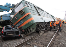 Xaçmazda avtomobil qatarla toqquşdu - Ölən var