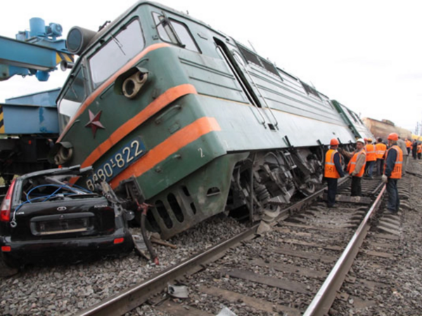 Xaçmazda avtomobil qatarla toqquşdu - Ölən var