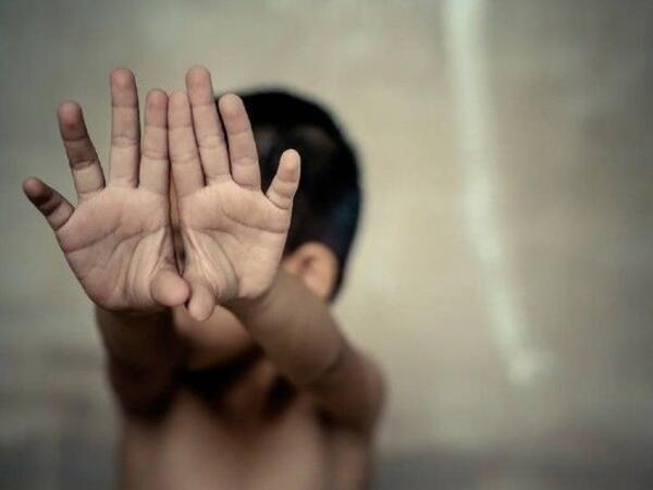 Sevgilisi ilə əlbir olan ana 6 yaşlı oğluna işgəncə verdi