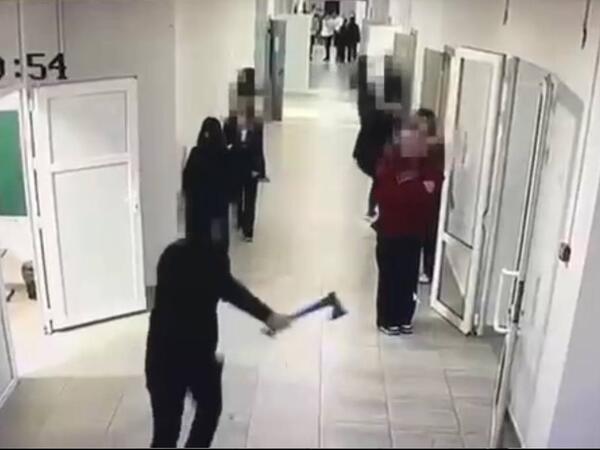 Qazaxıstanda məktəbli sinif yoldaşlarına balta ilə hücum etdi - <span class="color_red">VİDEO</span>