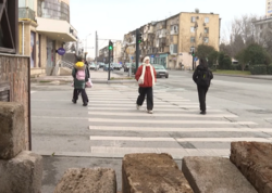 Bakıda restoran piyada keçidini zəbt etdi - <span class="color_red">VİDEO</span>