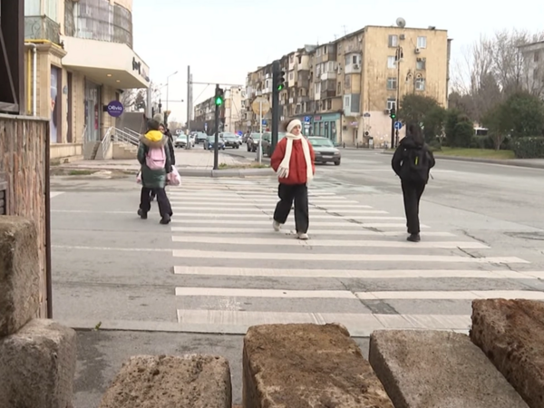 Bakıda restoran piyada keçidini zəbt etdi - <span class="color_red">VİDEO</span>