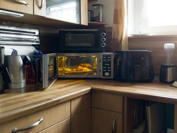 Evinizdəki bu cihaz mikrofonu olmasa da sizi gizlicə dinləyir