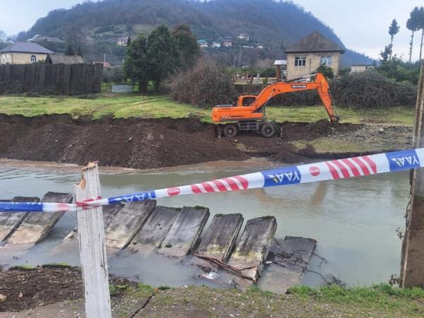 Astarada torpaq sürüşməsi oldu