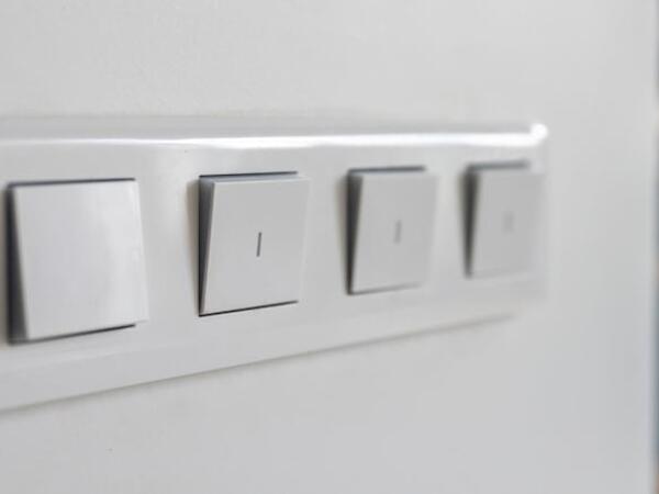 İşığı hər söndürəndə əslində israf edirsiniz? - Qənaət haqqında yanlış bilinənlər