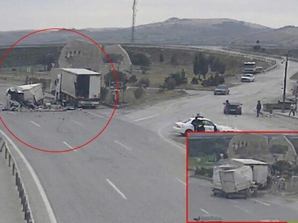 Yük avtomobili yol kənarında dayanan maşına çırpıldı - <span class="color_red">ANBAAN VİDEO</span>