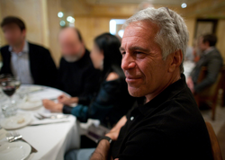 Tanınmış futbolçunun adı Epşteyn işində... - <span class="color_red">FOTO</span>