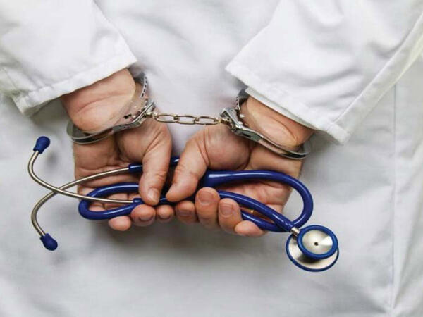 Azərbaycanda həkimlər rüşvətə görə həbs edildi