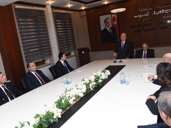 Nəsimi Rayon İcra Hakimiyyətinin başçısı kollektivə təqdim olunub - FOTO