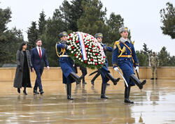 Vens Şəhidlər xiyabanını ziyarət edib - <span class="color_red">FOTO</span>