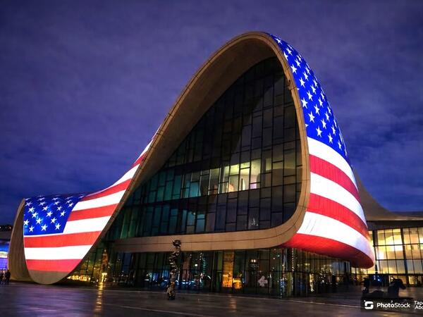 Heydər Əliyev Mərkəzi ABŞ bayrağı ilə işıqlandırıldı