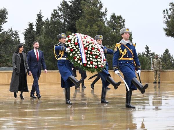 Vens Şəhidlər xiyabanını ziyarət edib - <span class="color_red">FOTO</span>