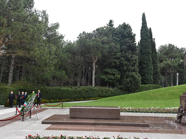 Ərəb Parlamentinin prezidenti Fəxri xiyabanı və Zəfər parkını ziyarət edib - FOTO