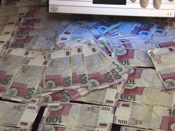 Vətəndaşlara milyonluq dələduzluqda ittiham olunan şəxsin məhkəməsi