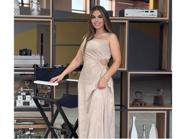 Azərbaycanlı aparıcının efir geyimi TƏNQİD OLUNDU - <span class="color_red">VİDEO</span>