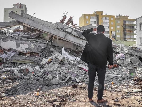 Bir zəlzələdə 236 qohumunu İTİRDİ - <span class="color_red">VİDEO</span>