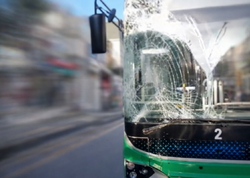 Bakıda zəncirvari qəza - Avtobuslar bir-birinə çırpıldı - <span class="color_red">VİDEO</span>