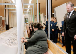 Heydər Əliyev Fondunun vitse-prezidenti Leyla Əliyeva Şuşa məscidi üçün hazırlanan dairəvi əl xalçasının kəsilməsi mərasimində iştirak edib - <span class="color_red">FOTO</span>