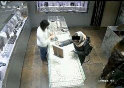 Bakıda qadın zərgərlik mağazalarından oğurluq etdi - <span class="color_red">ANBAAN VİDEO</span>