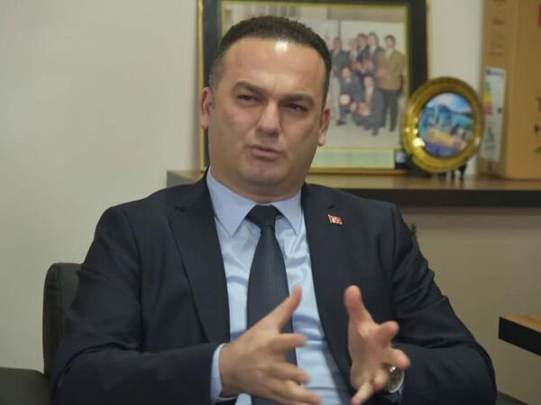 16 yaşlı qızla yazışan bələdiyyə sədri İŞDƏN ÇIXARILDI