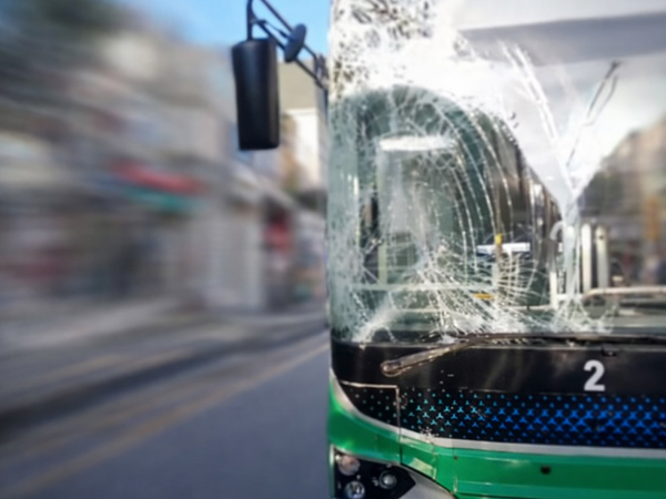 Bakıda zəncirvari qəza - Avtobuslar bir-birinə çırpıldı - <span class="color_red">VİDEO</span>