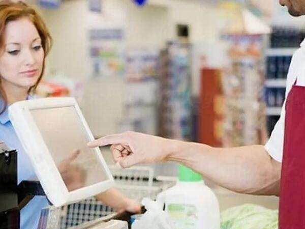 Vitrində başqa, kassada başqa: Alıcıların cibindən 500 milyon manat çıxır