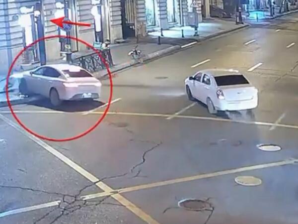 Bakıda avtomobil svetofora çırpıldı - <span class="color_red">ANBAAN VİDEO</span>