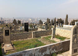 Qəbiristanlıqda bazar açıblar
