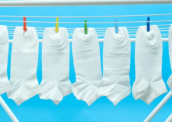 Paltar yuyarkən bir çimdik əlavə edin: Hətta ən köhnə corabları belə qar kimi ağardır