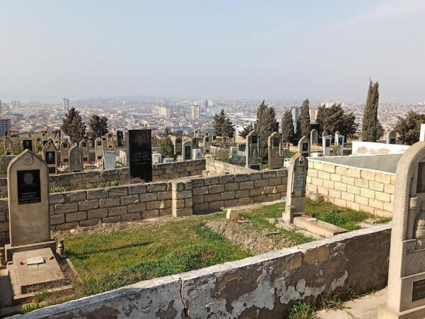Qəbiristanlıqda bazar açıblar