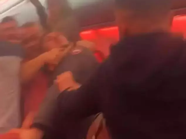 Türkiyədən havalanan təyyarədə dəhşətli dava: Salon qan içində qaldı - <span class="color_red">VİDEO - FOTO</span>