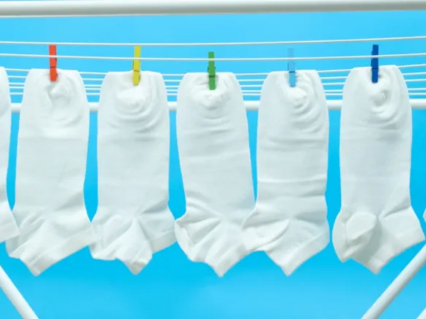Paltar yuyarkən bir çimdik əlavə edin: Hətta ən köhnə corabları belə qar kimi ağardır