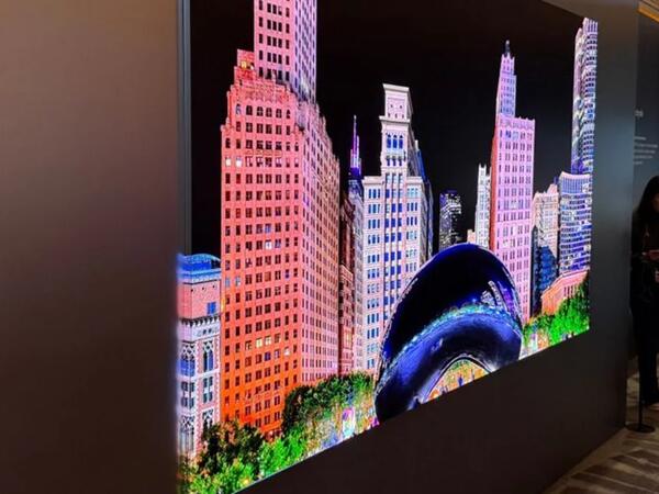 Dünyada ilk iikitərəfli televizor təqdim olundu