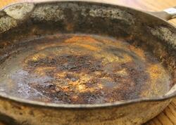 Soda və limona ehtiyac yoxdur: Tavadakı pası söküb atan möcüzəvi üsul