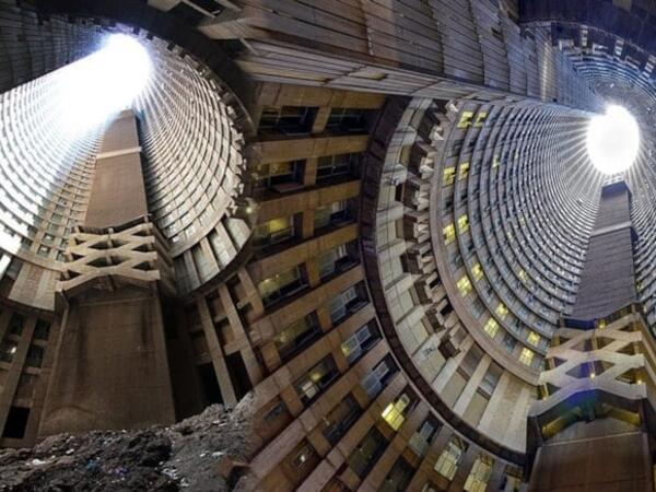 Şaquli məhəllə: 54 mərtəbəli nəhəng boşluğun ətrafında minlərlə insan yaşayır