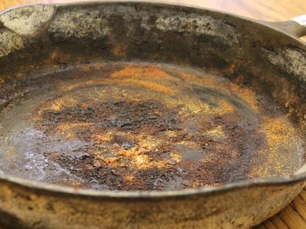 Soda və limona ehtiyac yoxdur: Tavadakı pası söküb atan möcüzəvi üsul