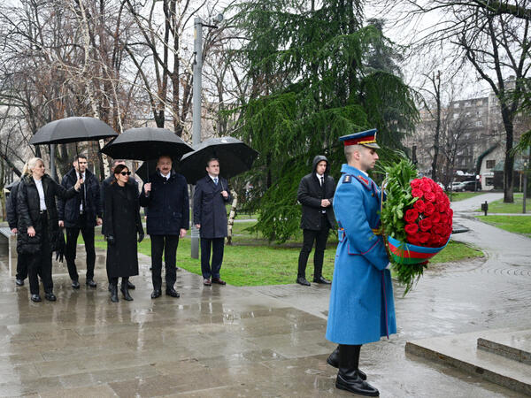 Prezident İlham Əliyev Belqradda Ümummilli Lider Heydər Əliyevin və görkəmli serb yazıçısı Milorad Paviçin abidələrini ziyarət edib - FOTO