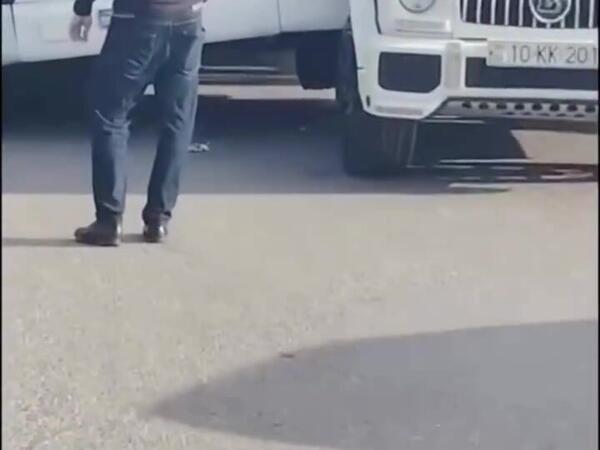 Bakıda bahalı QƏZA: Avtobus 2 lüks avtomobilin arasında qaldı - <span class="color_red">VİDEO</span>