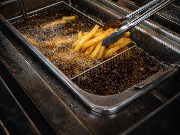 Bakıdakı "fast-food" restoranlarında eyni yağ günlərlə istifadə olunur - Restoran əməkdaşı açıqladı