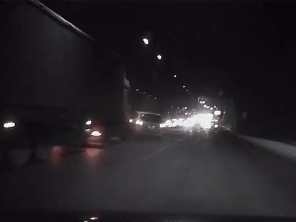 Bakıda ağır QƏZA - Yük maşını minik avtomobilinə çırpıldı - <span class="color_red">ANBAAN VİDEO</span>