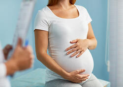 Hamilə qadınlara XƏBƏRDARLIQ – Bu əlamətlərdə dərhal həkimə GEDİN