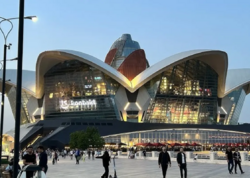 "Dəniz Mall"ın qarşısında ağır qəza: Yaralı var