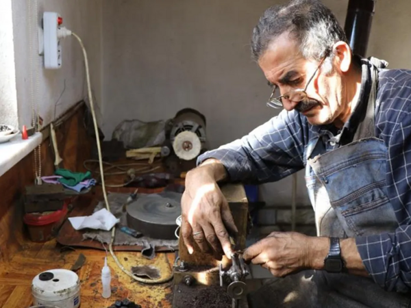 Özəl sifarişlə işləyir, gündə cəmi 7 dənə istehsal edir: Günə 1000 manat qazanır - <span class="color_red">FOTO</span>