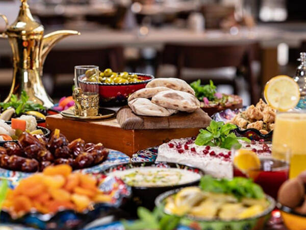 Restoranlardakı iftar menyuları dinə ziddir - İlahiyyatçıdan AÇIQLAMA