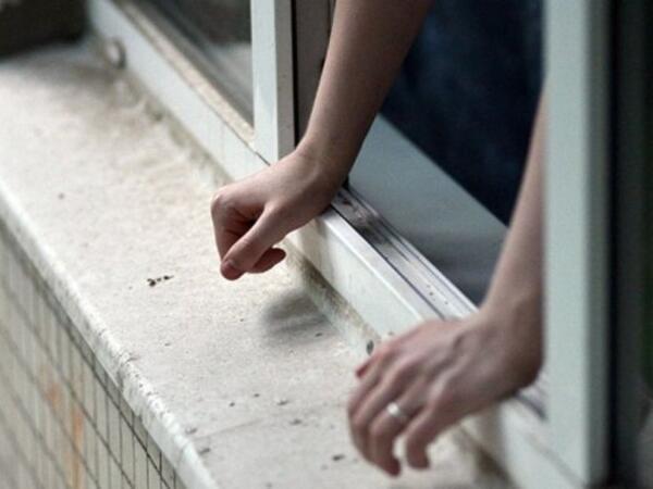 Azərbaycanda məkəbdə şagird 2-ci mərtəbədən YIXILDI