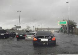 Bakının mərkəzində boru PARTLADI - Yolu su BASDI - <span class="color_red">VİDEO</span>