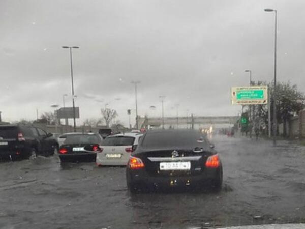 Bakının mərkəzində boru PARTLADI - Yolu su BASDI - <span class="color_red">VİDEO</span>